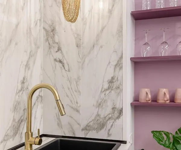 Holt - Jules Verne's Imaginarium ブカレスト